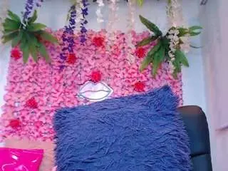 Blondesquirt  live sex cam