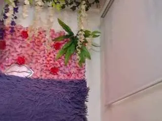 Blondesquirt  live sex cam