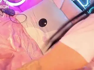 Curvy-brunette  live sex cam