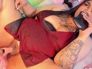 Curvy-brunette  live sex cam