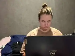 Nikolebirklid  live sex cam