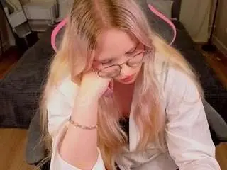 Yungsatou  live sex cam