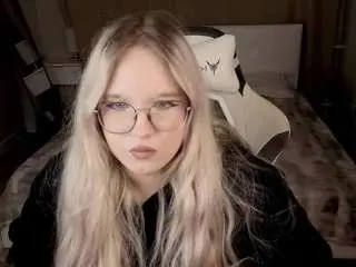 Yungsatou  live sex cam