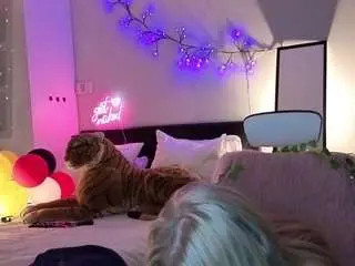 Nia-fuckalot  live sex cam