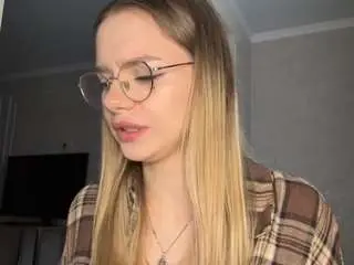 Hollimilkovich  live sex cam