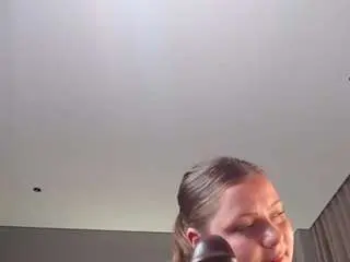 Krispyshot  live sex cam