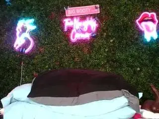 Bigbootysarenalove  live sex cam