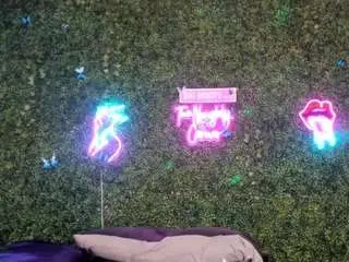 Bigbootysarenalove  live sex cam