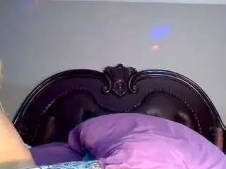 Bigbootysarenalove  live sex cam
