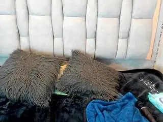 Kiara-cruz  live sex cam
