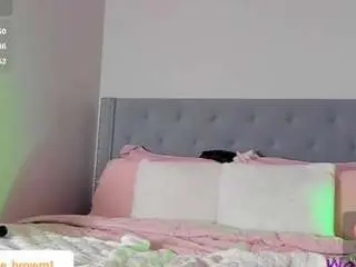 Kaythebrowm1  live sex cam