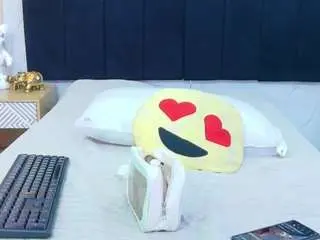 Miss-nahomi  live sex cam