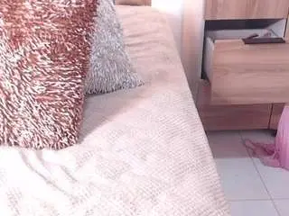 Miss-nahomi  live sex cam