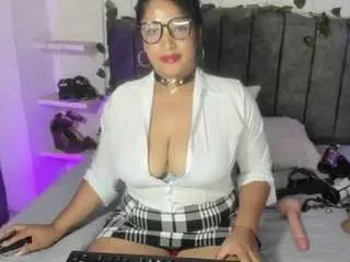 Roxanne4u  live sex cam