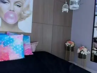 Saraycollins  live sex cam