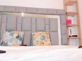 Brunette-nicol  live sex cam