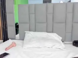 Brunette-nicol  live sex cam