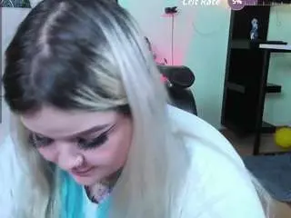 Lilmilkylilly  live sex cam