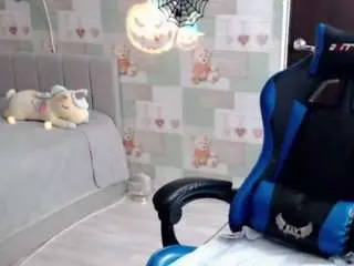 Korolek12  live sex cam