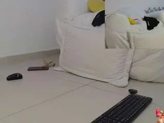 Hotalinson29  live sex cam