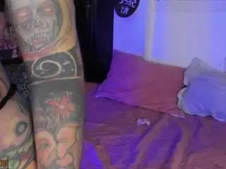 Coralinewolf  live sex cam