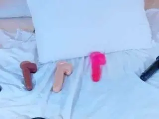 Tiny-whore18  live sex cam