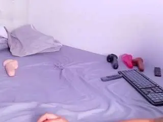 Tiny-whore18  live sex cam