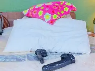 Tiny-whore18  live sex cam