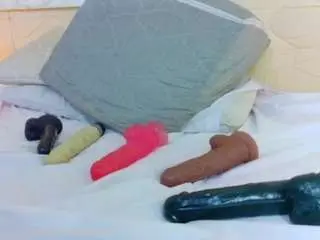 Tiny-whore18  live sex cam