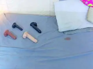 Tiny-whore18  live sex cam