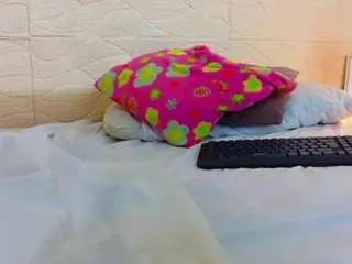 Tiny-whore18  live sex cam
