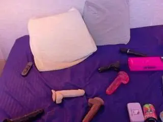 Tiny-whore18  live sex cam