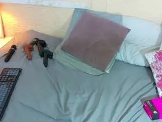 Tiny-whore18  live sex cam