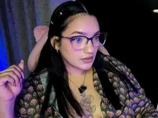 Xvarelylegalx  live sex cam