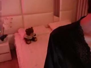 Lilycollins18  live sex cam