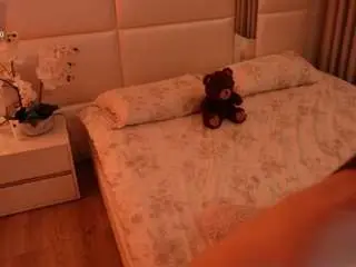 Lilycollins18  live sex cam