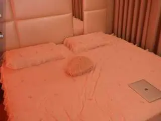 Lilycollins18  live sex cam