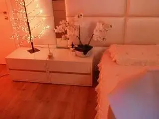 Lilycollins18  live sex cam