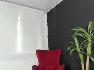 Cloe-ebonybigass  live sex cam