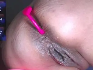 Hotmilfsquirt  live sex cam