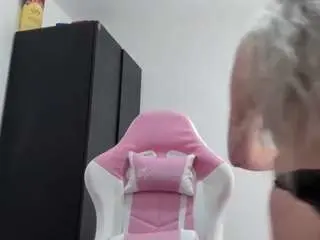 Chrystal85  live sex cam