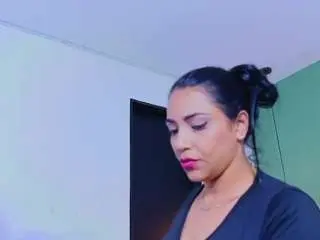 Slutty-hugetits  live sex cam