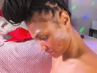 Yiaunaniree  live sex cam