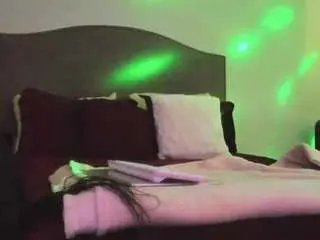 Yiaunaniree  live sex cam