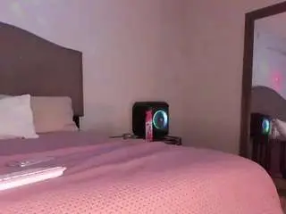 Yiaunaniree  live sex cam