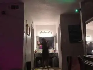 Yiaunaniree  live sex cam