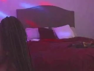 Yiaunaniree  live sex cam