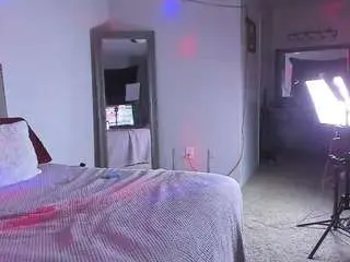 Yiaunaniree  live sex cam