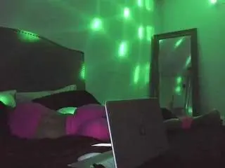 Yiaunaniree  live sex cam