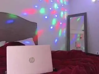 Yiaunaniree  live sex cam